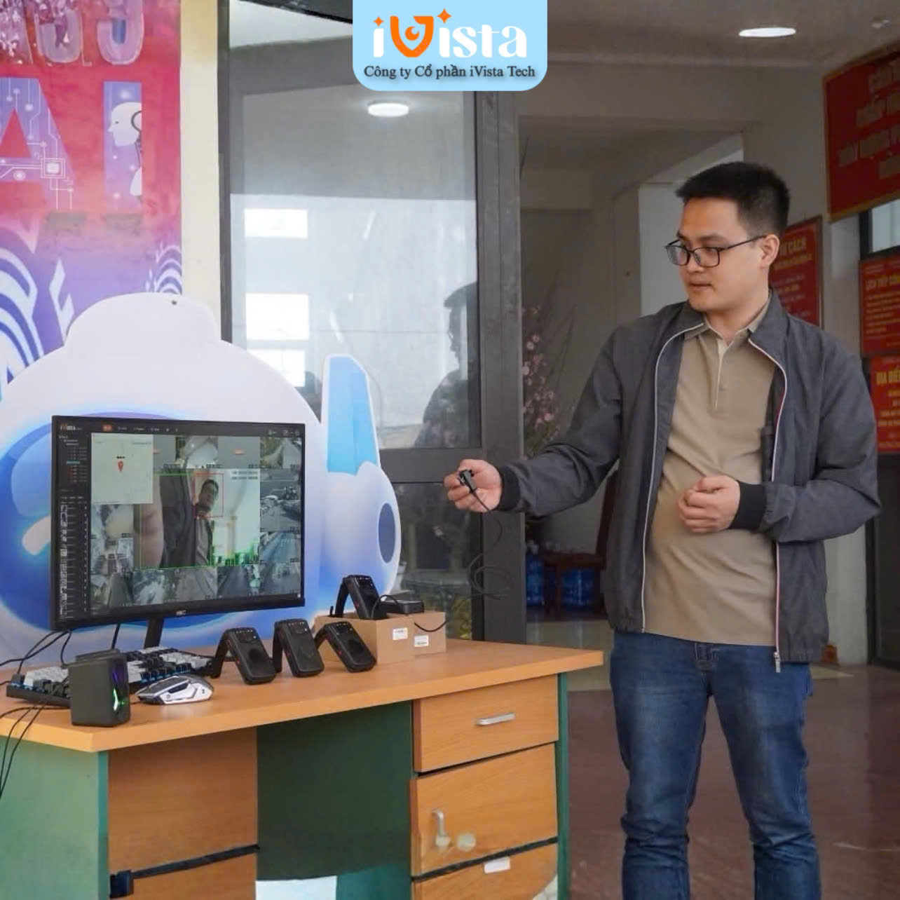 Các tư thế đeo bodycam trên vai và ngực